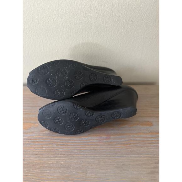 Tory Burch Wedge Shoes Womens 6 Black Pebbled Leather Peep Toe Logo Medallion - Picture 9 of 10